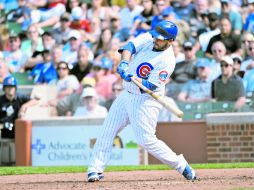 Dioner Navarro se prepara para hacerle ''swing'' a la pelota, en el turno en que conectó su tercer cuadrangular. AFP /