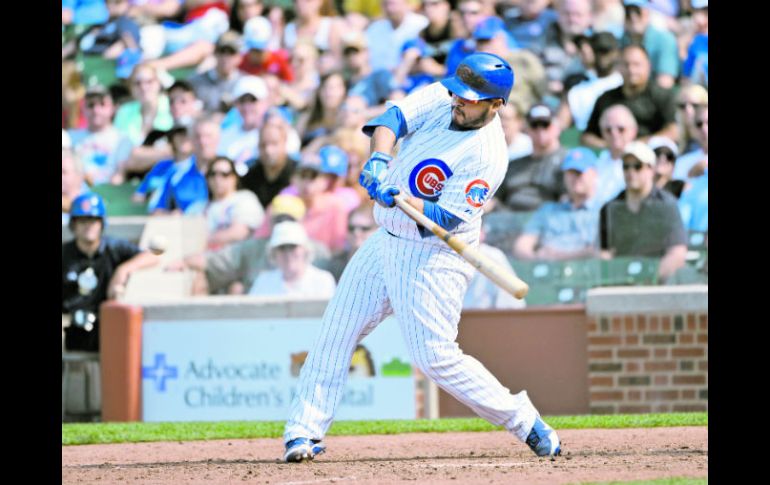 Dioner Navarro se prepara para hacerle ''swing'' a la pelota, en el turno en que conectó su tercer cuadrangular. AFP /