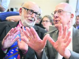 El británico Peter Higgs dialoga con el belga François Englert, en una imagen tomada el 4 de julio de 2012 en Suiza. AFP /