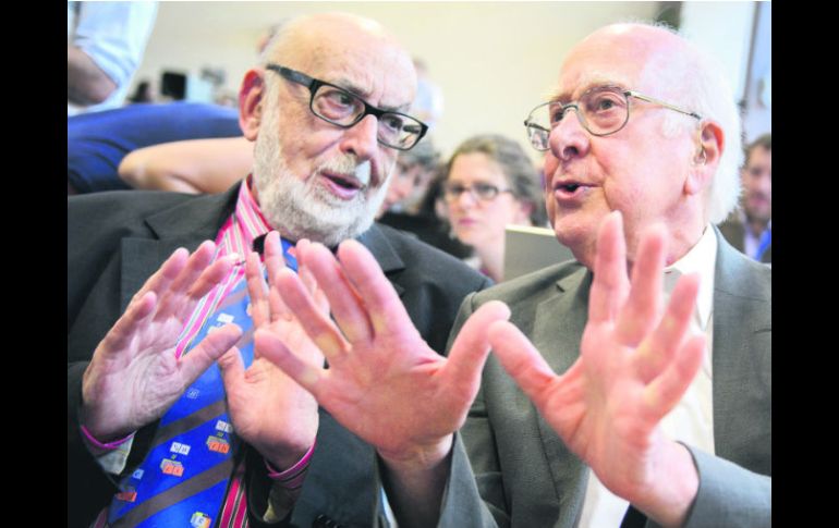 El británico Peter Higgs dialoga con el belga François Englert, en una imagen tomada el 4 de julio de 2012 en Suiza. AFP /