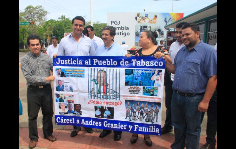 Ayer, personas acuden a la Procuraduría General de Justicia del estado de Tabasco a ratificar y ampliar denuncia contra Granier. NTX /