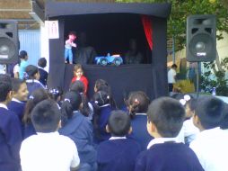 En la imagen, niños del Centro Escolar Mexicaltzingo disfrutan de una función de títeres.  /