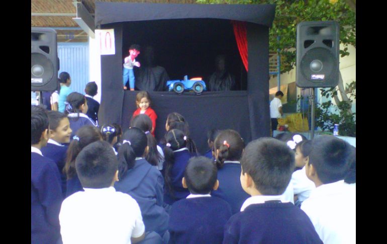 En la imagen, niños del Centro Escolar Mexicaltzingo disfrutan de una función de títeres.  /