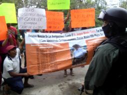 Varias personas se manifiestan este jueves afuera de la Procuraduría General de Justicia de Tabasco, en contra Granier. SUN /