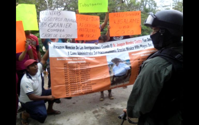 Varias personas se manifiestan este jueves afuera de la Procuraduría General de Justicia de Tabasco, en contra Granier. SUN /