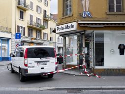 Un coche de policía permanece junto al edificio Perla-Mode, donde ocurrió el accidente. EFE /