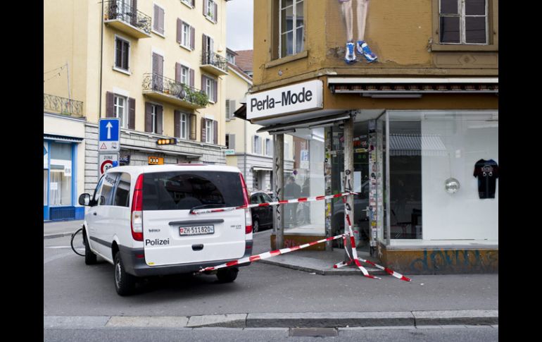 Un coche de policía permanece junto al edificio Perla-Mode, donde ocurrió el accidente. EFE /