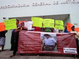 Personas se manifiestan afuera de la Procuraduría General de Justicia de Tabasco, en contra del ex gobernador, Andrés Granier. SUN /