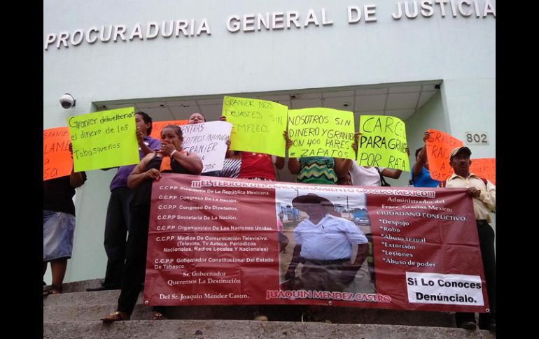 Personas se manifiestan afuera de la Procuraduría General de Justicia de Tabasco, en contra del ex gobernador, Andrés Granier. SUN /