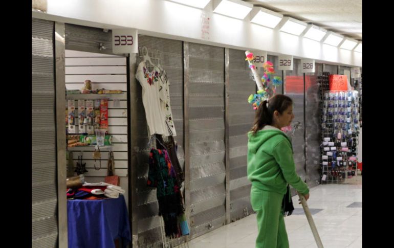 Los locales comerciales subterráneos de la Plaza Guadalajara funcionan como bodegas para comerciantes ambulantes del Centro. ARCHIVO /