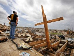 Las autoridades locales estiman las pérdidas entre mil 500 y dos mil MDD. AP /