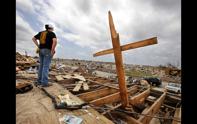 Las autoridades locales estiman las pérdidas entre mil 500 y dos mil MDD. AP /