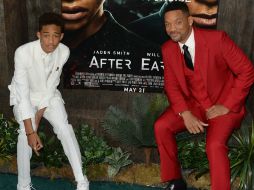 Jaden (i) y Will Smith (d) posan en la premiere de ''After Earth'' en el Teatro Ziegfeld, en Nueva York. AFP /