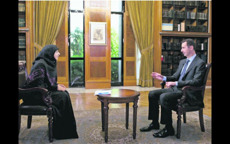 El presidente Bashar al Assad da una entrevista a la televisora libanesa Al Manar, en Damasco, donde precisa que no dejará el poder. AP /
