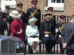 La reina Isabel II de Inglaterra (C) visita cuartel militar del barrio de Woolwich, en Londres. EFE /