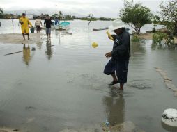 Los 300 habitantes del poblado fueron rescatados por aire y mar. NTX /