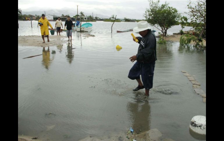 Los 300 habitantes del poblado fueron rescatados por aire y mar. NTX /