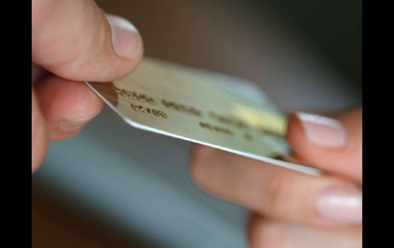 Los plásticos son el principal instrumento de muchas familias para la adquisición de bienes duraderos. ARCHIVO /