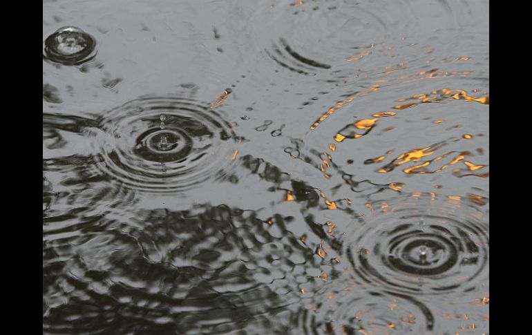 Algunos de los 300 millones de metros cúbicos de agua pluvial serán almacenados en el techo de la Presidencia de Guadalajara. ARCHIVO /