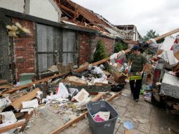 Al menos nueve personas resultaron heridas por una serie de tornados registrados ayer por la noche. AP /