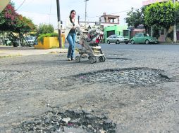 EN RUINAS. Así lucen algunas calles del Oriente de Guadalajara, área donde se encuentran las vías más dañadas. EL INFORMADOR /