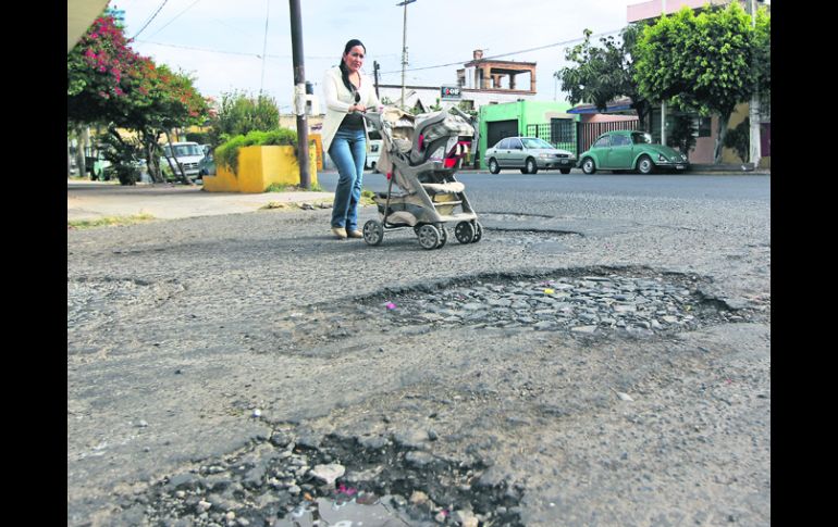 EN RUINAS. Así lucen algunas calles del Oriente de Guadalajara, área donde se encuentran las vías más dañadas. EL INFORMADOR /