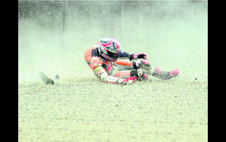 Al suelo A 280 kmh. Marc Márquez, novato sensación de la temporada, rodó por la grava en paralelo al muro de hormigón. AFP /