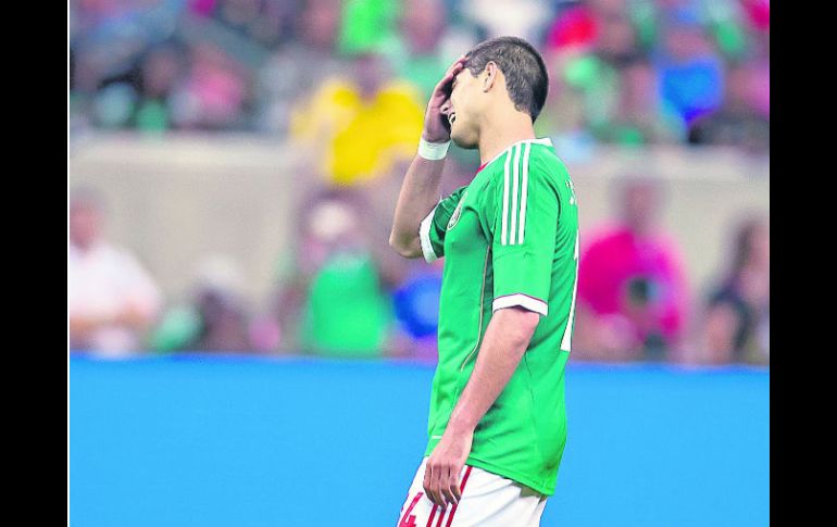 Siempre ''Chicharito''. Javier Hernández salvó la noche con un doblete para México, anoche en el Reliant Stadium de Houston. MEXSPORT /