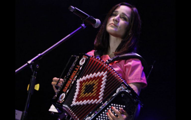 Julieta Venegas asegura que su sexto y más reciente álbum tiene un tono ''más oscuro'' que los anteriores. ARCHIVO /