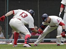 Nick Swisher felicita a Asdrubal Cabrera (13) luego de su home run de dos carreras en el partido. AP /