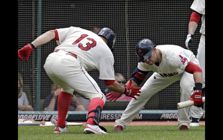 Nick Swisher felicita a Asdrubal Cabrera (13) luego de su home run de dos carreras en el partido. AP /