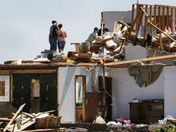 Una serie de tornados que azotaron el viernes a varios estados provocan 14 muertos, incluyendo  dos niños. AP /