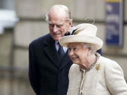 La monarca de 87 años y su esposo, Felipe, pasaron parte del sábado en el famoso Epsom Derby. ARCHIVO /