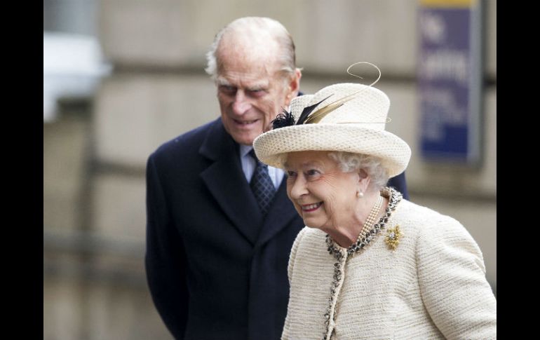 La monarca de 87 años y su esposo, Felipe, pasaron parte del sábado en el famoso Epsom Derby. ARCHIVO /