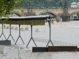 Un restaurante inundado en la orilla del río Vltava, en el centro de Praga. EFE /