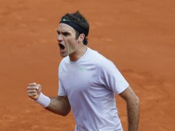 El juego se va a cinco sets pero al final Roger Federer logra el pase a cuartos de final. AFP /