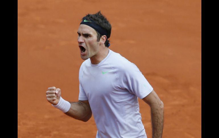 El juego se va a cinco sets pero al final Roger Federer logra el pase a cuartos de final. AFP /