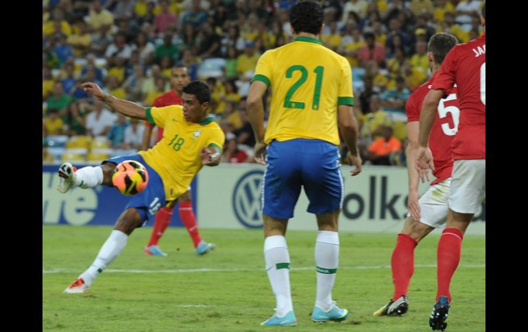 Paulinho (18) dispara para conseguir el gol del empate para Brasil. AFP /