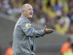 Luiz Felipe Scolari da indicaciones a su equipo durante el partido ante Inglaterra. AP /