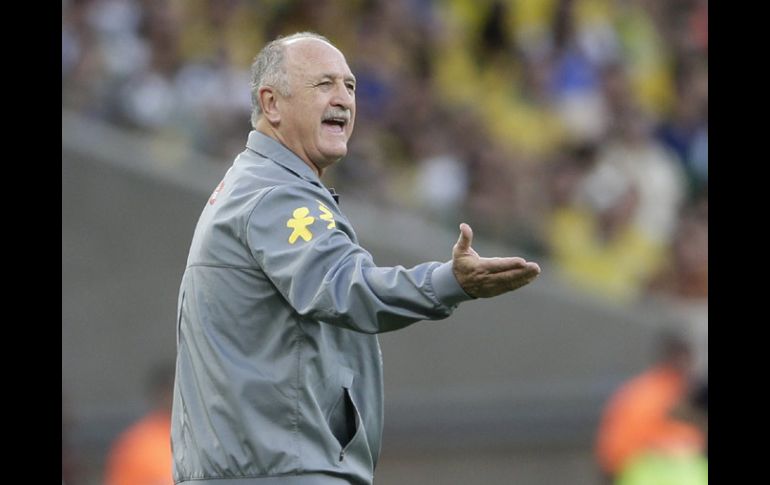 Luiz Felipe Scolari da indicaciones a su equipo durante el partido ante Inglaterra. AP /