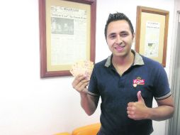 Orgulloso. Luis Fernando muestra su premio. EL INFORMADOR /