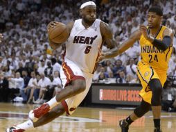 El astro Lebron James es el mejor anotador del Miami Heat, al  terminar con 32 puntos. EFE /