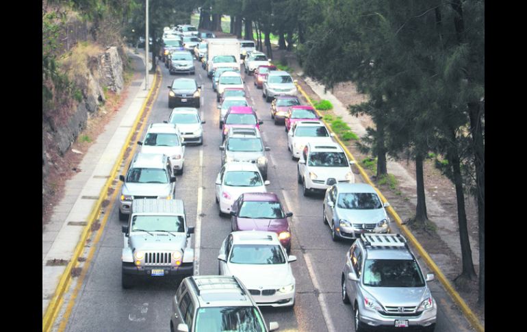 Avenida Patria. Intenso congestionamiento vial se registró a la altura del Bosque Los Colomos por la manifestación de los trabajadores. EL INFORMADOR /