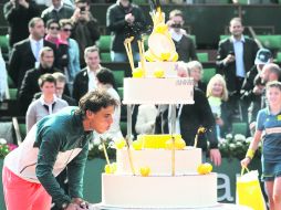 Nadal sopla las velas de un pastel con motivo de la celebración de su cumpleaños 27, tras el partido de octavos del Abierto de Francia. AP /