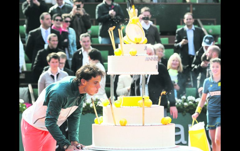 Nadal sopla las velas de un pastel con motivo de la celebración de su cumpleaños 27, tras el partido de octavos del Abierto de Francia. AP /