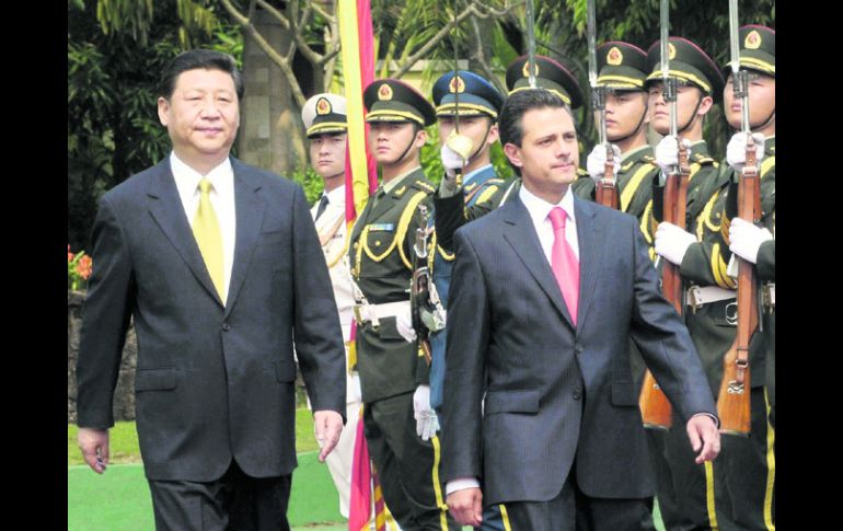 Primer acercamiento. Xi Jinping y Enrique Peña Nieto durante su encuentro del 6 de abril en China. EFE /