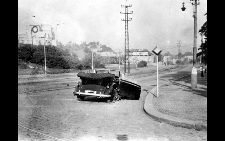 El auto Mercedes de Heydrich, tras el atentado que le costaría la vida, el 4 de junio de 1942 en Praga. ARCHIVO /