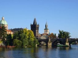 El río Moldava, de Praga, ha aumentado su cauce debido a las lluvias torrenciales. ARCHIVO /