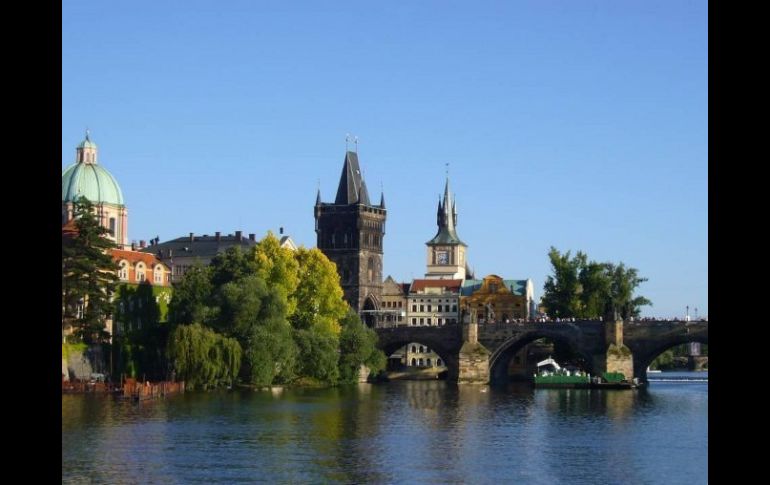 El río Moldava, de Praga, ha aumentado su cauce debido a las lluvias torrenciales. ARCHIVO /