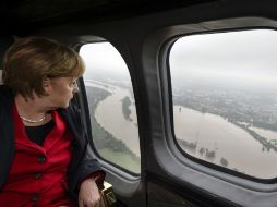 Merkel aborda un helicóptero para ver desde el aire la extensión de los daños en Bavaria, y se muestra sorprendida por su severidad. EFE /